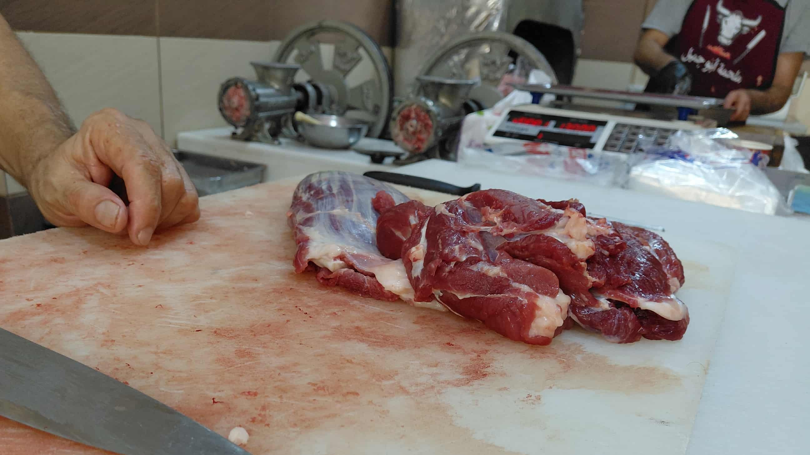 اللحم في اللاذقية يُشترى بالنقود لا بالكيلو.. من يملك 10 آلاف يأخذ حصته