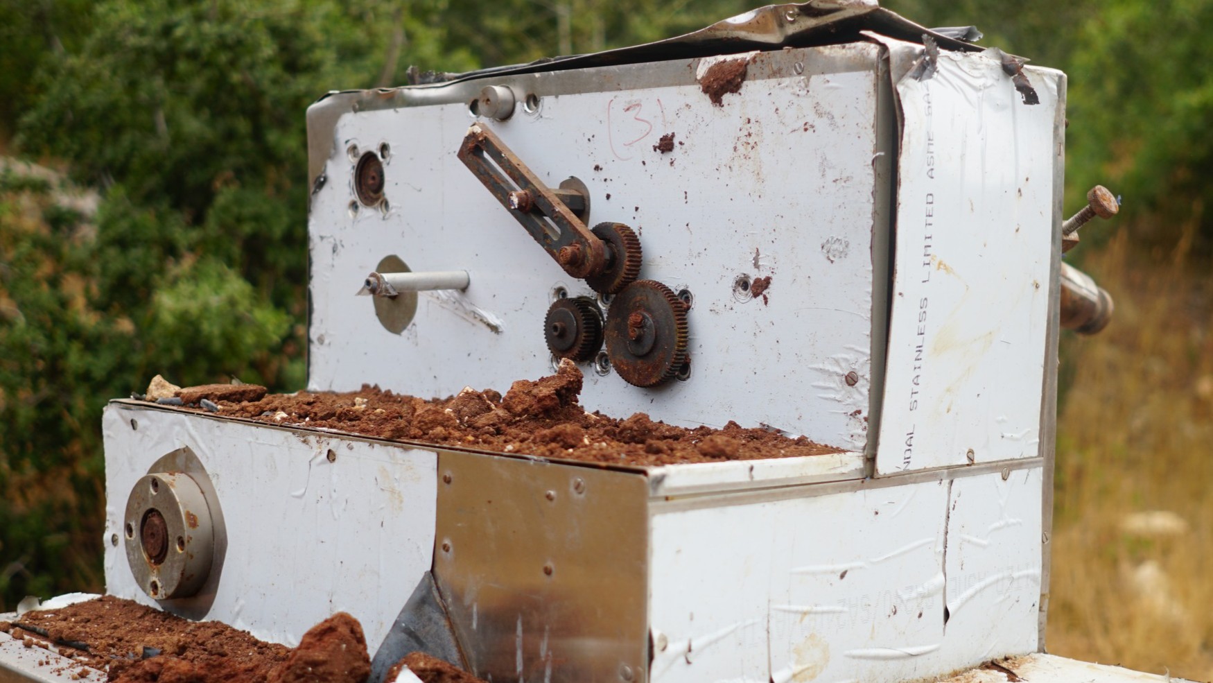 ضبط معدات لتصنيع "كبتاغون" على الحدود السورية اللبنانية