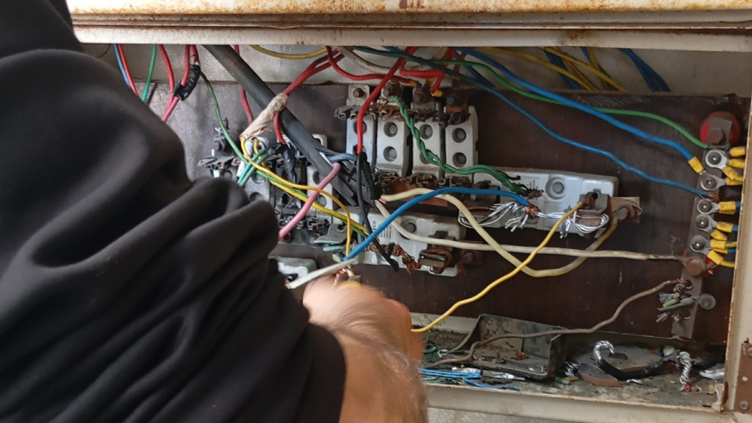 سرقة في الليل… وصدمة في النهار: عائلة تدفع مليون ليرة ثمن “عودة الكهرباء”!