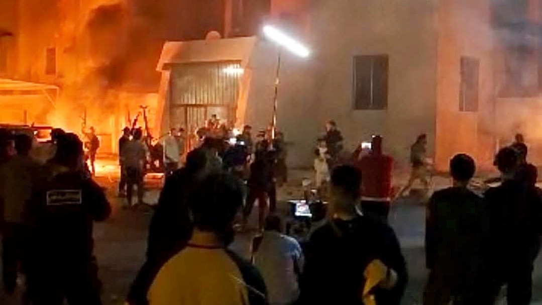 مشهد ليلة سقوط النظام يُعاد ... والمُنتج يُعلن مسؤوليته