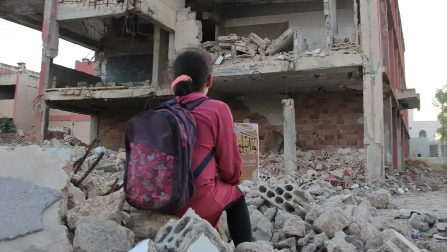 مدرس يؤيد الضرب في بنش و يعتبر منعه في المدارس تقليدا للغرب