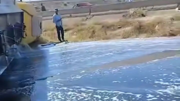 تحذيرات للسائقين .. انقلاب صهريج وقود على طريق حلب - دمشق