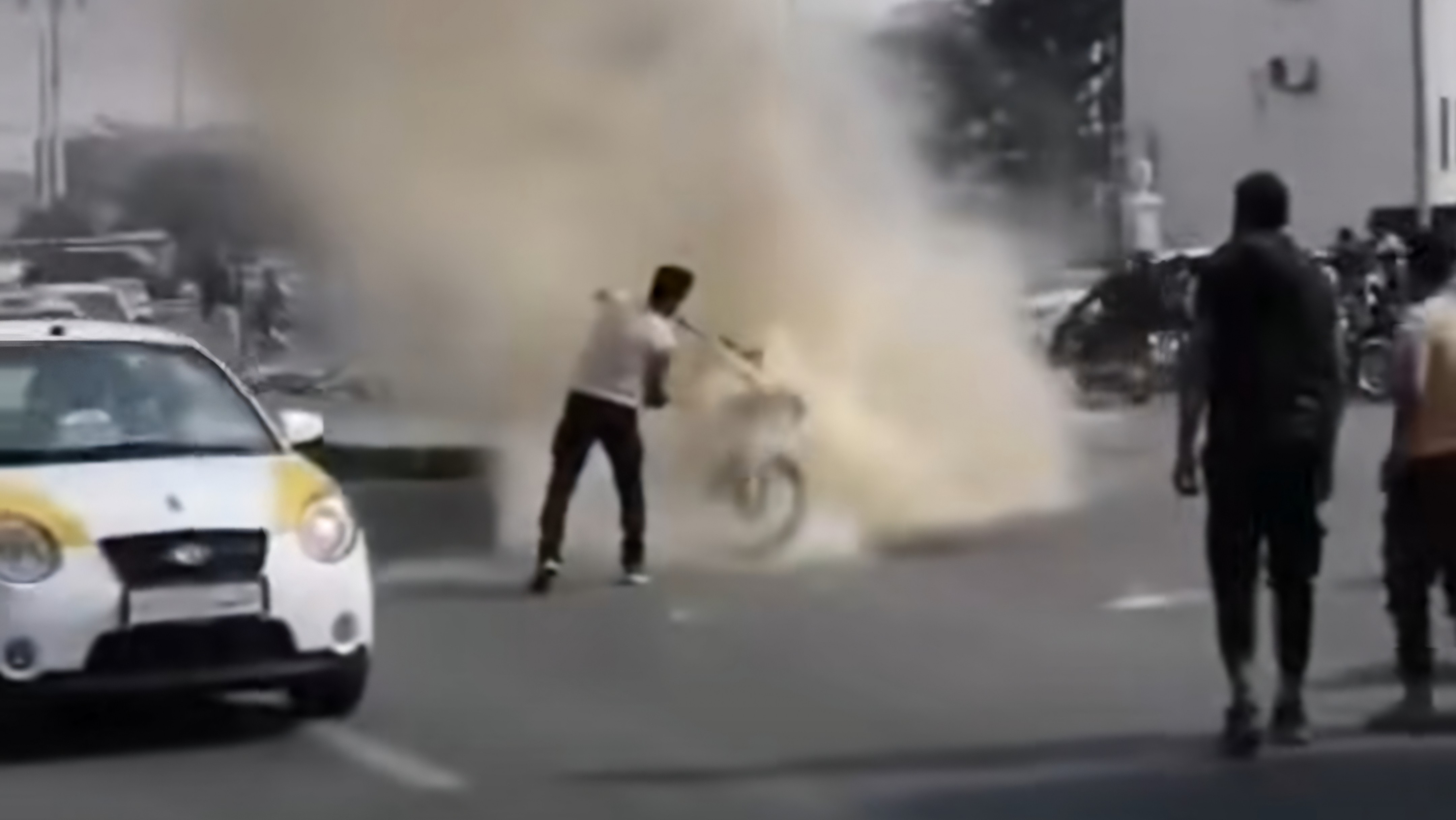 سائق يُضرم النار بدراجته النارية وسط إدلب لتجنب مصادرتها