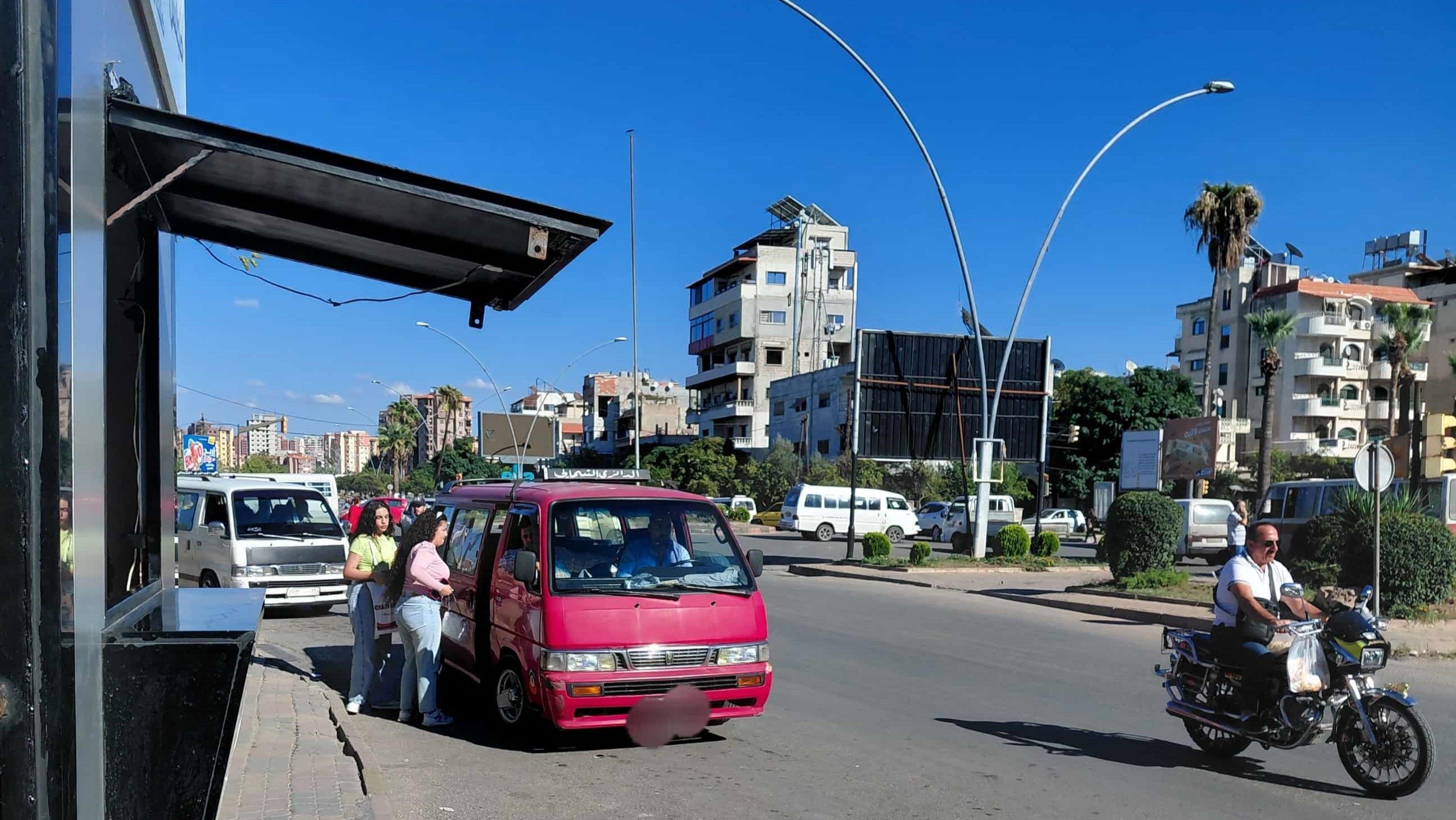 في اللاذقية.. السرفيس لا يتحرك إلا إذا امتلأ “عن آخره” مرتين على الأقل!