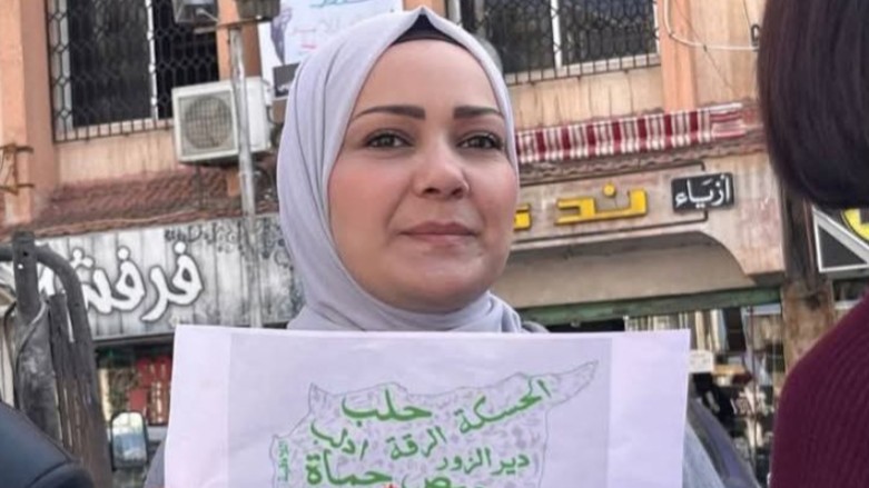 “لن أغادر هذا الجبل”.. إيناس مطر تروي ما عاشته السويداء تحت القصف