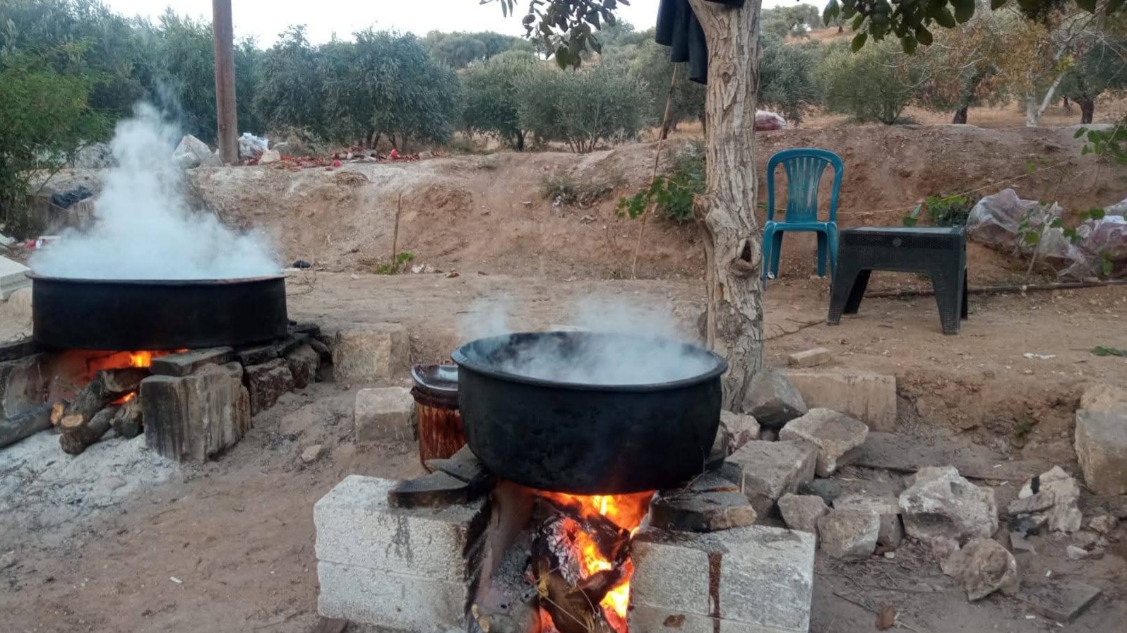 “Pomegranate stapling” in Idlib.. A seasonal profession that supports families and revives markets