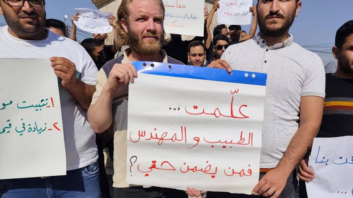 “كيف نعلّم ونحن جائعون؟”.. معلمو ادلب يرفعون صوتهم ضد الفقر والتهميش