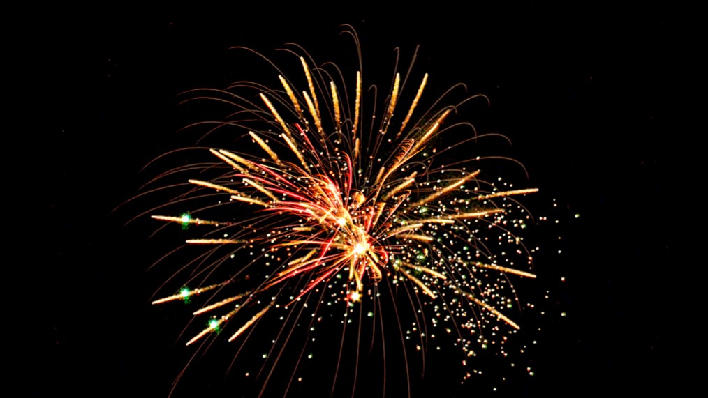 العاب نارية ترعب الأطفال ليلا في حي الوعر بحمص