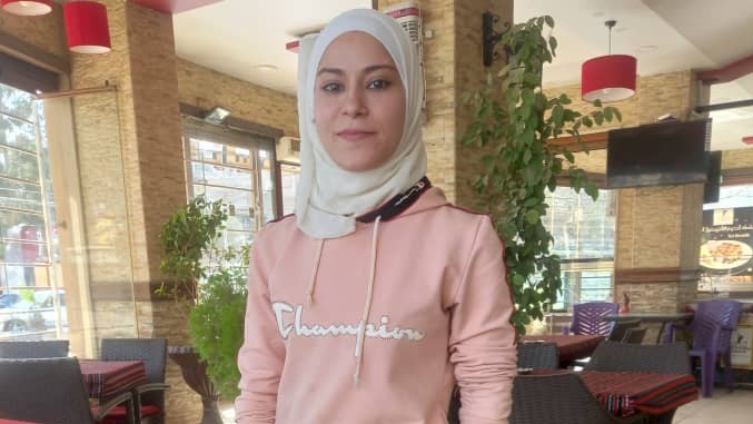 من حلم الدراسة إلى خدمة الطاولات… الحرب تعيد رسم مسار حياة الفتيات