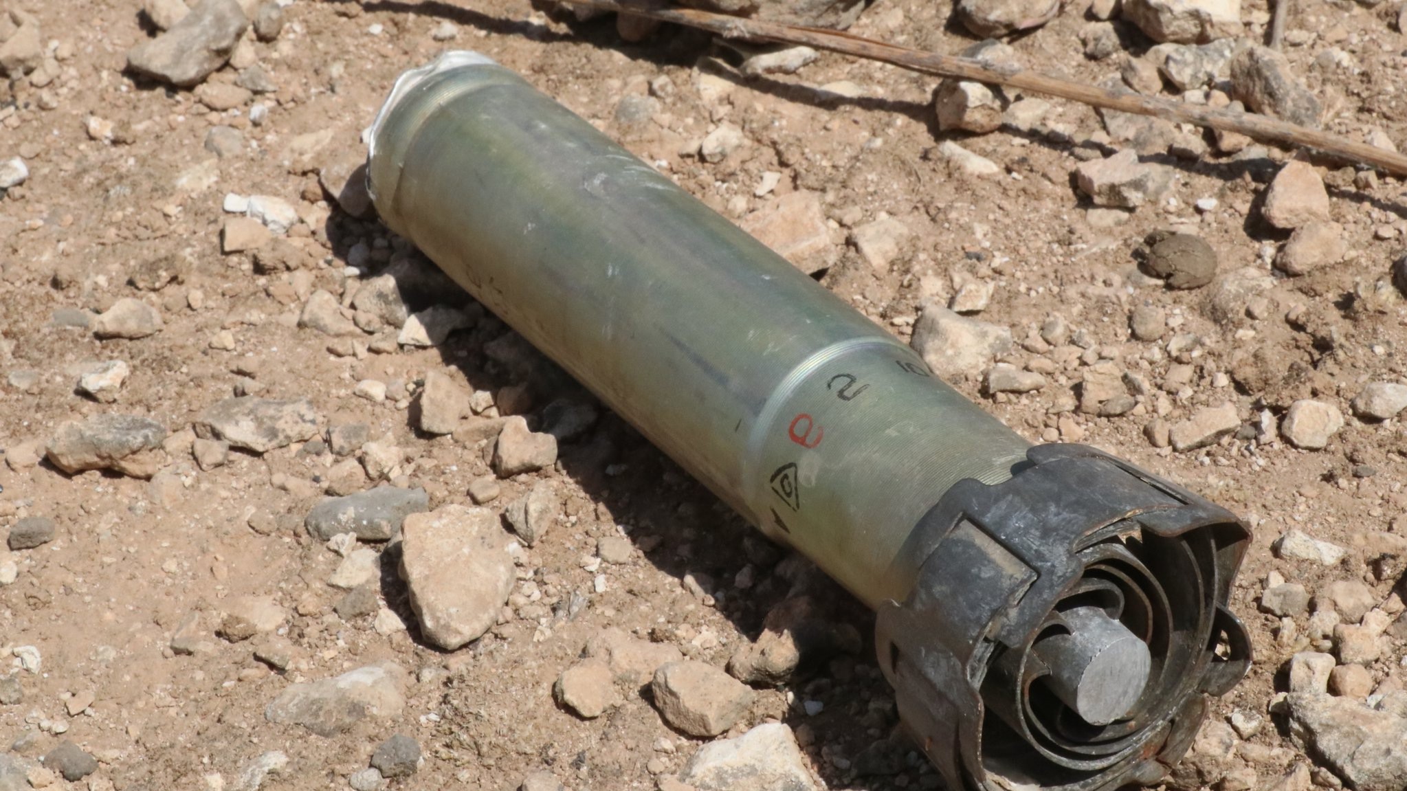 ثلاثة مصابين بانفجار قذيفة في مركز خردوات قرب دارة عزة