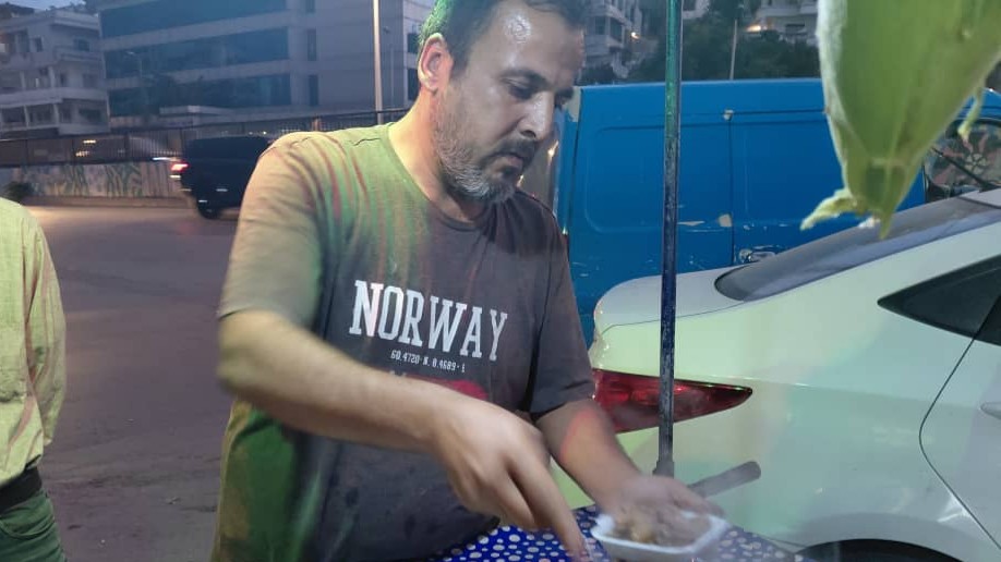 بائع فول وذرة من اللاذقية يعيش يومه على الرصيف