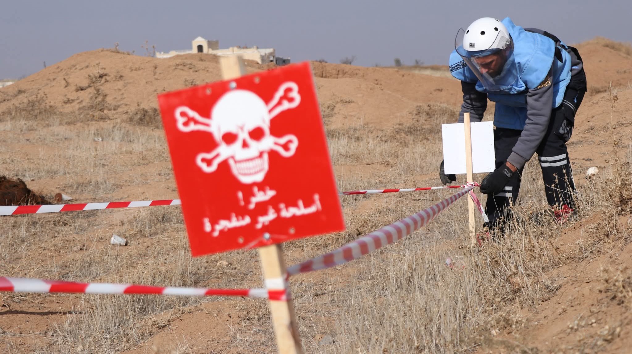 إصابة امرأة وعامل نظافة بانفجارين منفصلين لمخلفات الحرب في إدلب