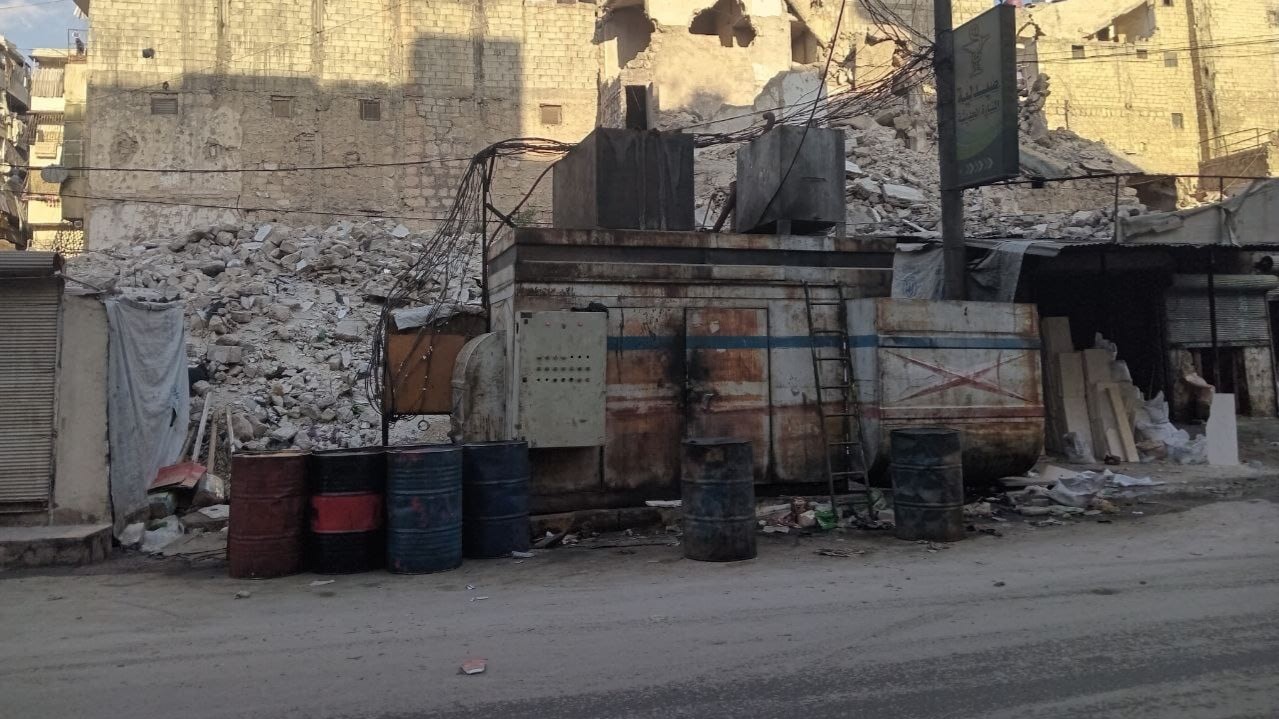 دخان المولدات يملأ شوارع حلب.. ومخاوف من حرائق متكررة بسبب براميل المازوت