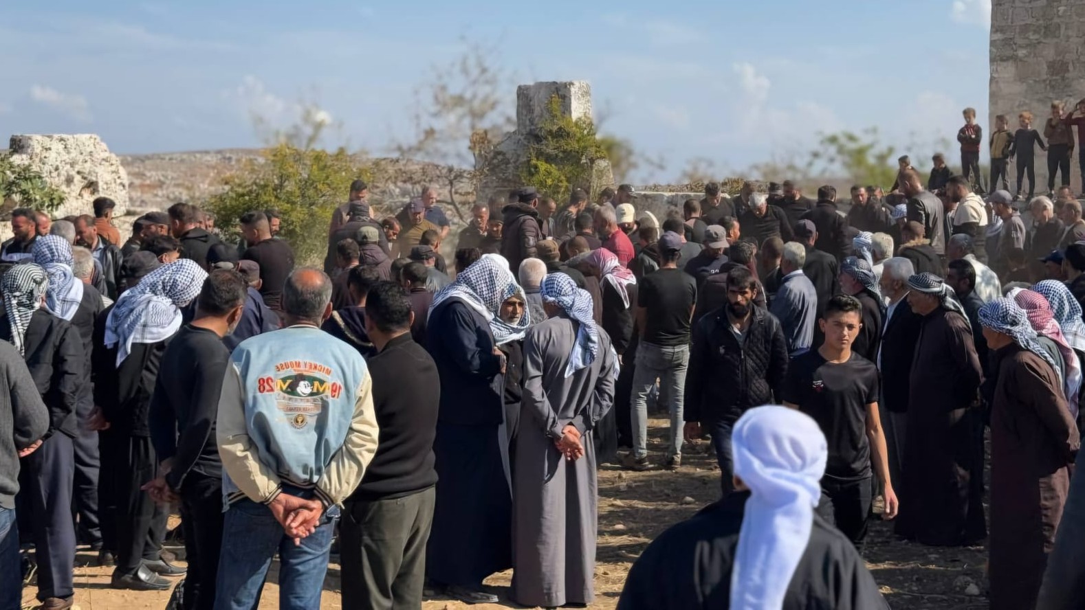 تشييع جثامين المغدورين من أبناء كفر مارس وسط حزن وغضب شعبي