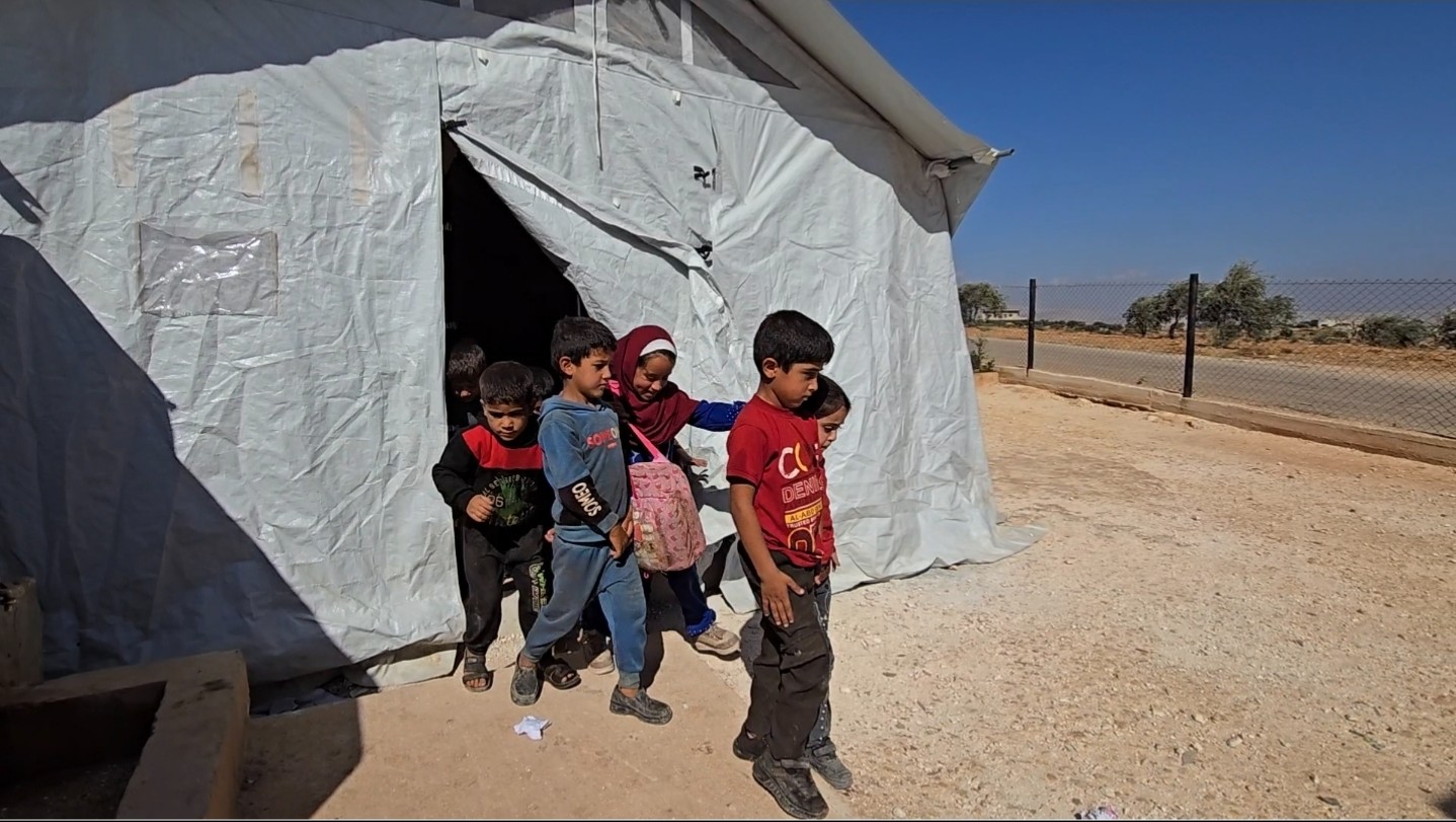 أطفال مخيم الطوقان في إدلب يقطعون 10 كم نحو المدرسة.. والتعليم في المخيمات مهدد بالانهيار