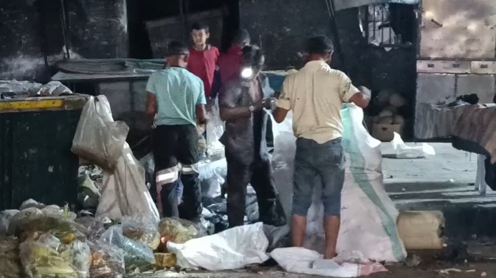 Aleppo between garbage bags and “hidden treasures”: scavengers are sorting waste and citizens are suffocating