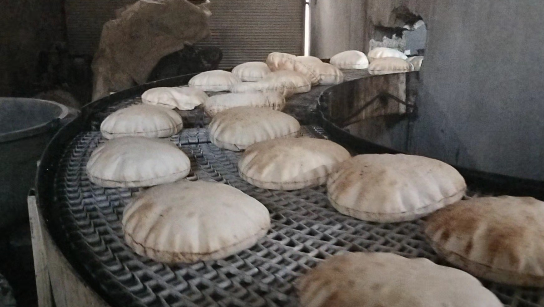 قافلة مساعدات محملة بالطحين تدخل السويداء