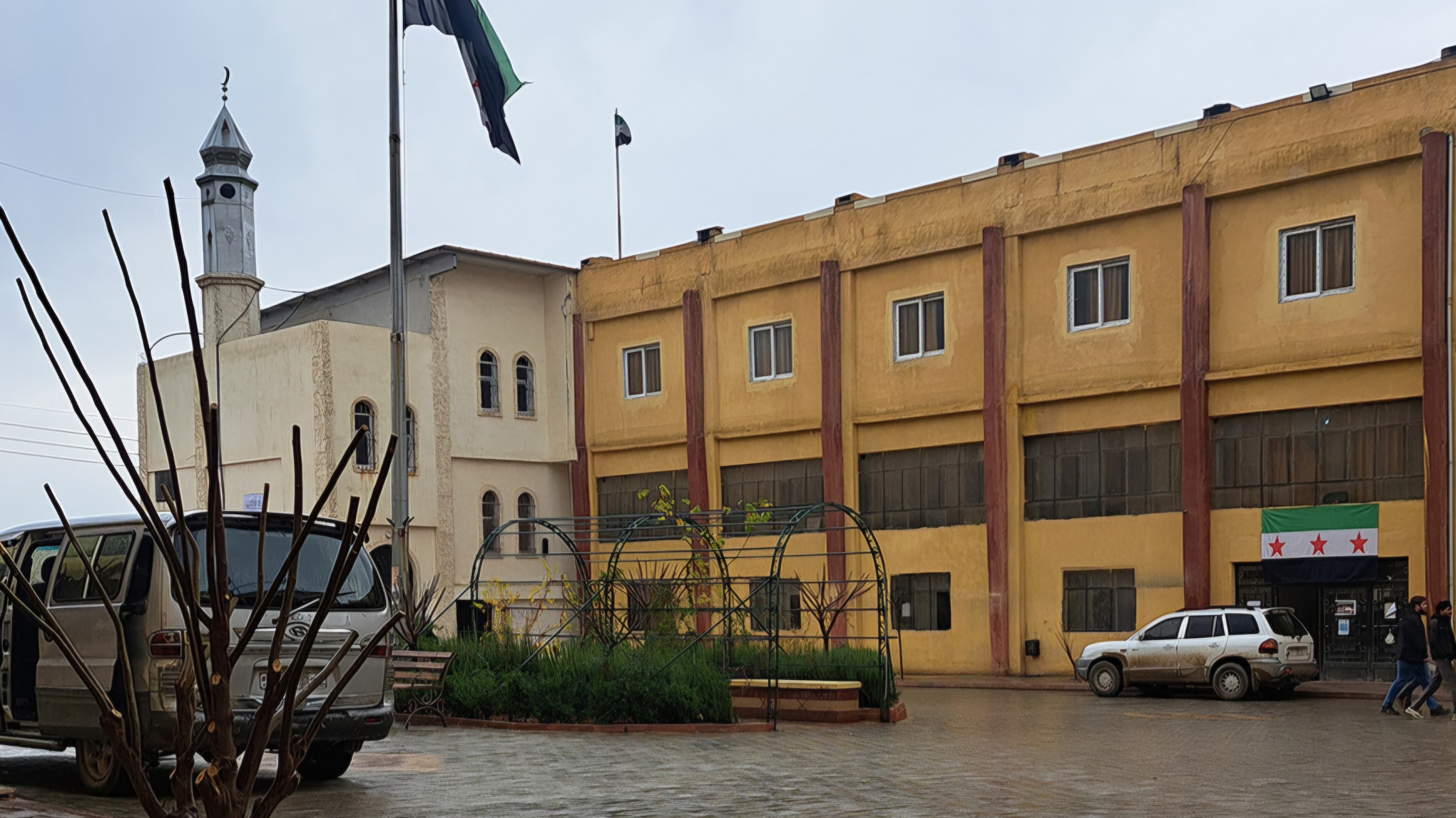 طلاب العلوم السياسية في جامعة حلب الحرة: "تركنا بلا جامعة بعد قرار الدمج"