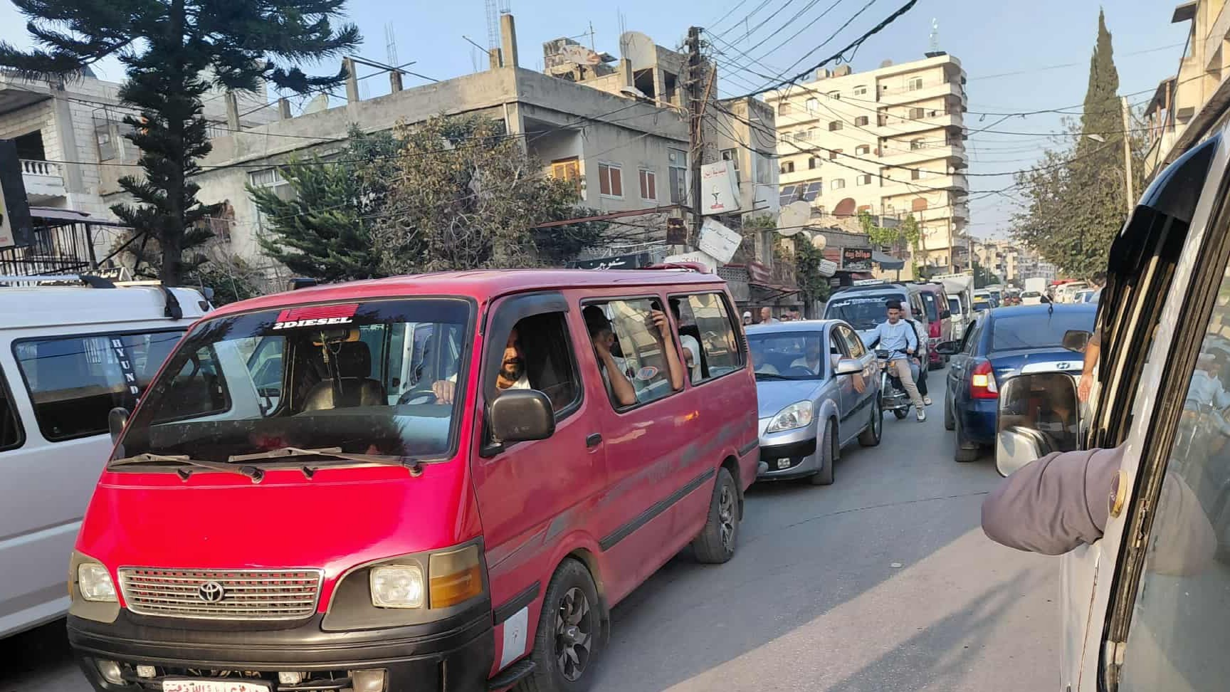 The congestion of two roofs reaches its peak: drivers' mistakes intersect with a exhausted structure