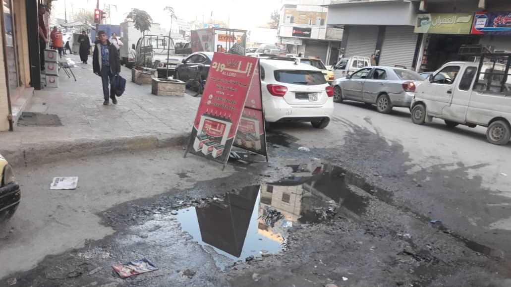 صلاح الدين.. "حي الفقراء" في حلب يغرق بالحفر والمياه الآسنة