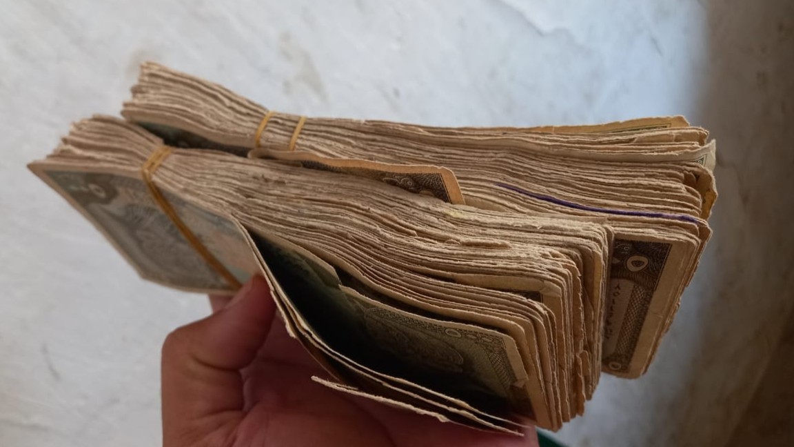 العاملون في الدولة يقبضون عملة مهترئة في القامشلي