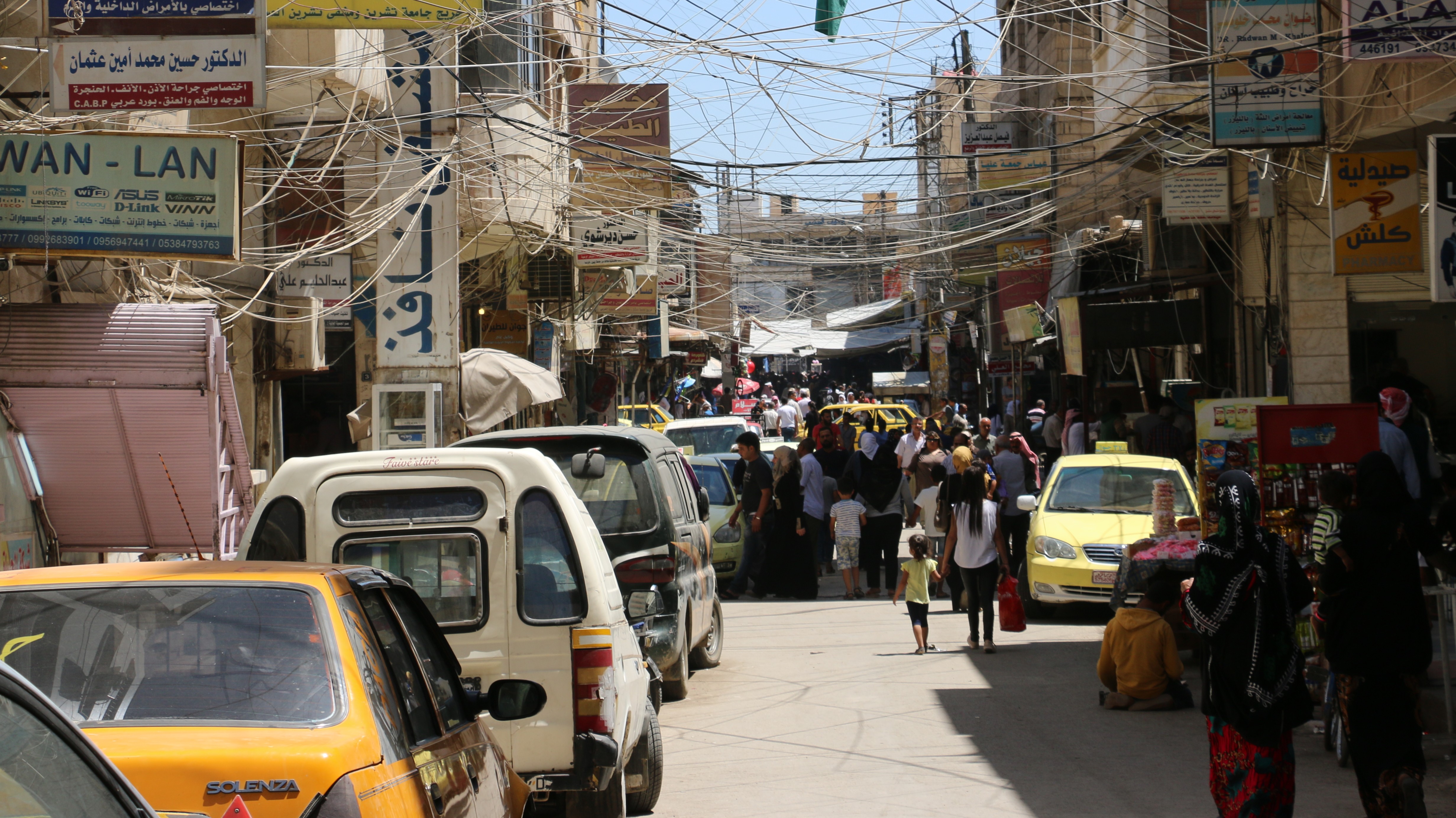 Heavy traffic in the streets of Hasaka... Shopkeepers complain of a decline in commercial traffic