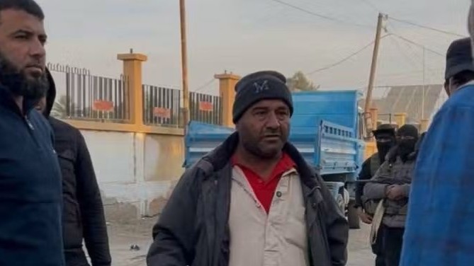 عامل نظافة يتعرّض للتنمر في الشميطية… ويسامح المعتدين رغم توقيفهم