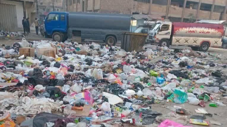 القمامة تتكدّس في أحياء حلب الشرقية.. والمحافظة تستقبل الوفود وتودّع الخدمات