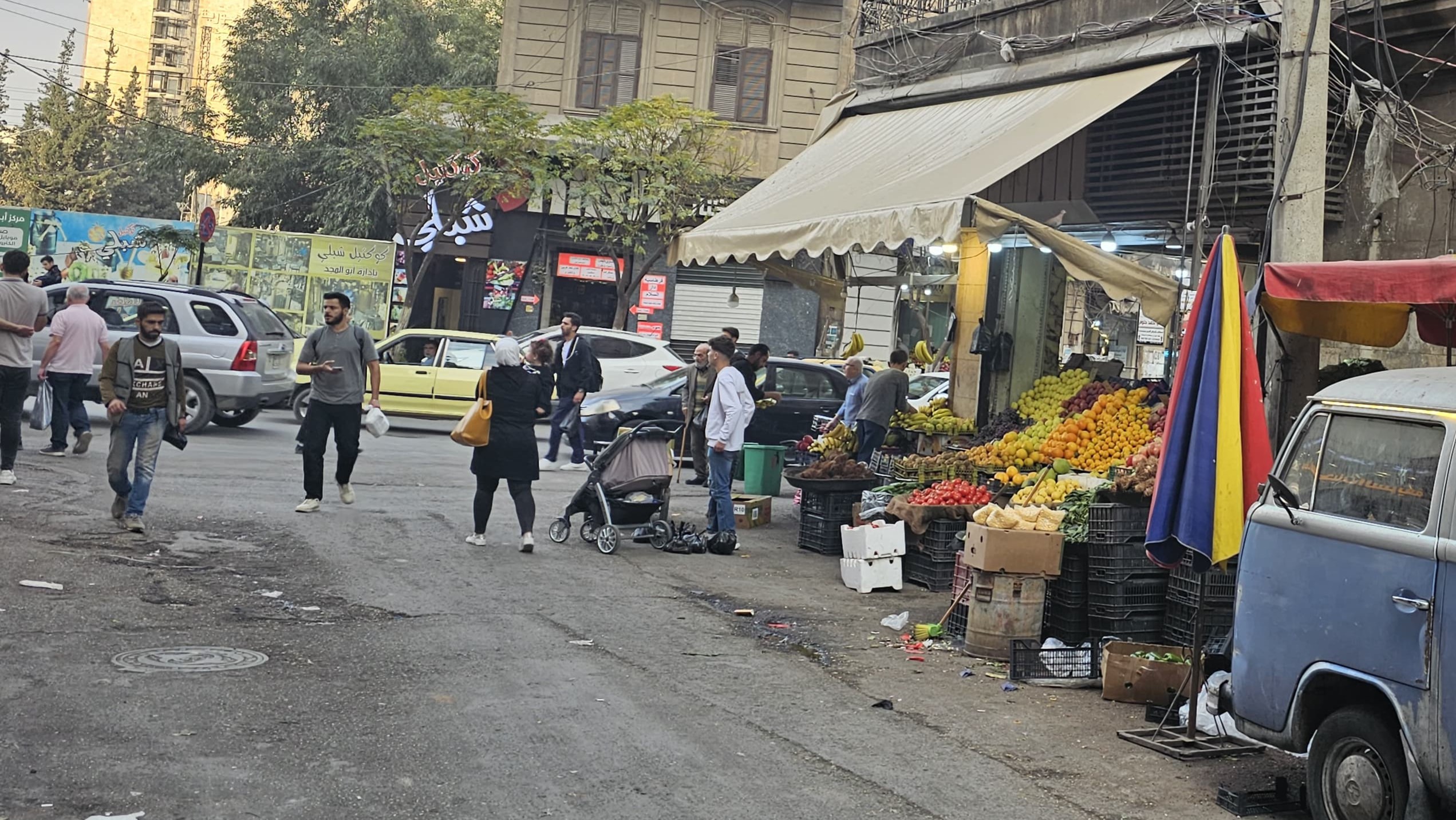 حي الجميلية في حلب.. الأرصفة ملك للبسطات بينما البلدية تنظّم السكري فقط