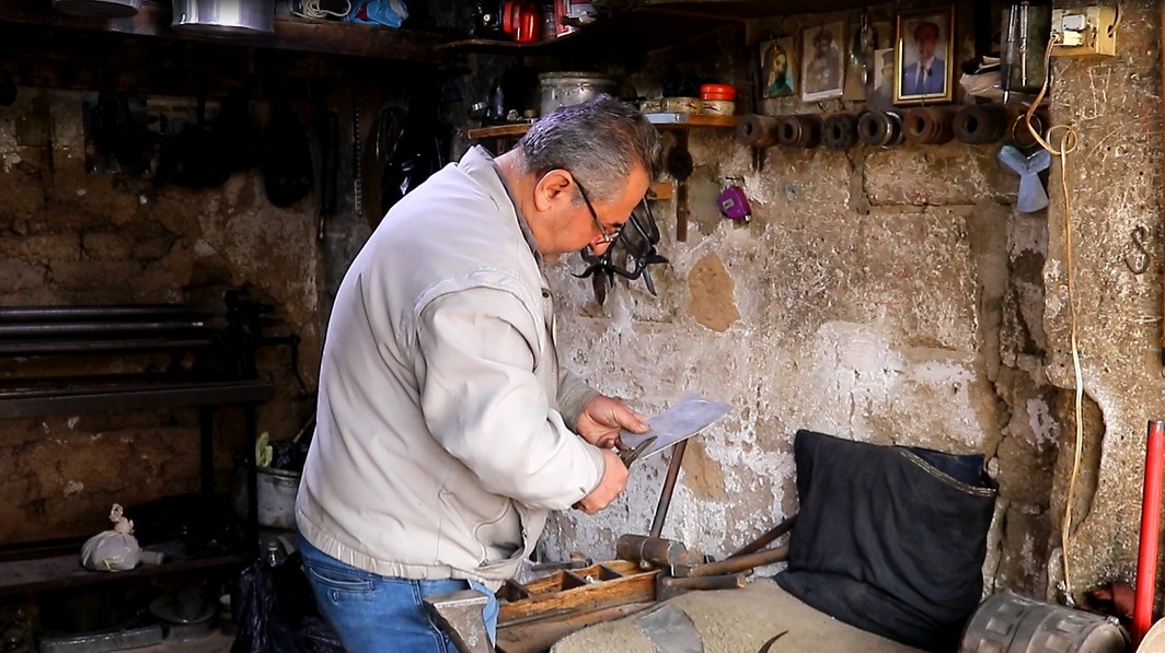The only plumber in Qamishli... a steadfast craft despite the change of time