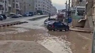 تجمع مياه الأمطار يعزل عشرات الأبنية في حي الثلاثين بإدلب