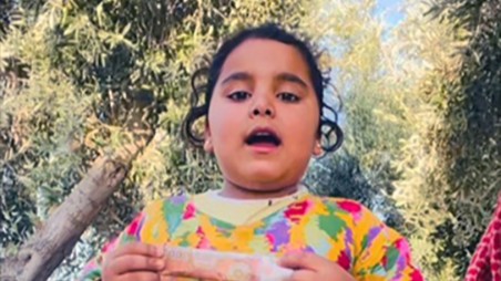 دجى الحمد غناء عفويّ يخطف القلوب ويخفي المرض