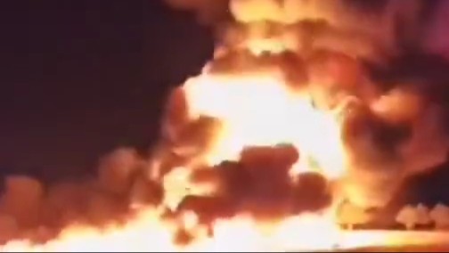 انفجار صهريج نفط شرق حلب… وحمولة ضخمة تتحول إلى كتلة نار في ثوانٍ