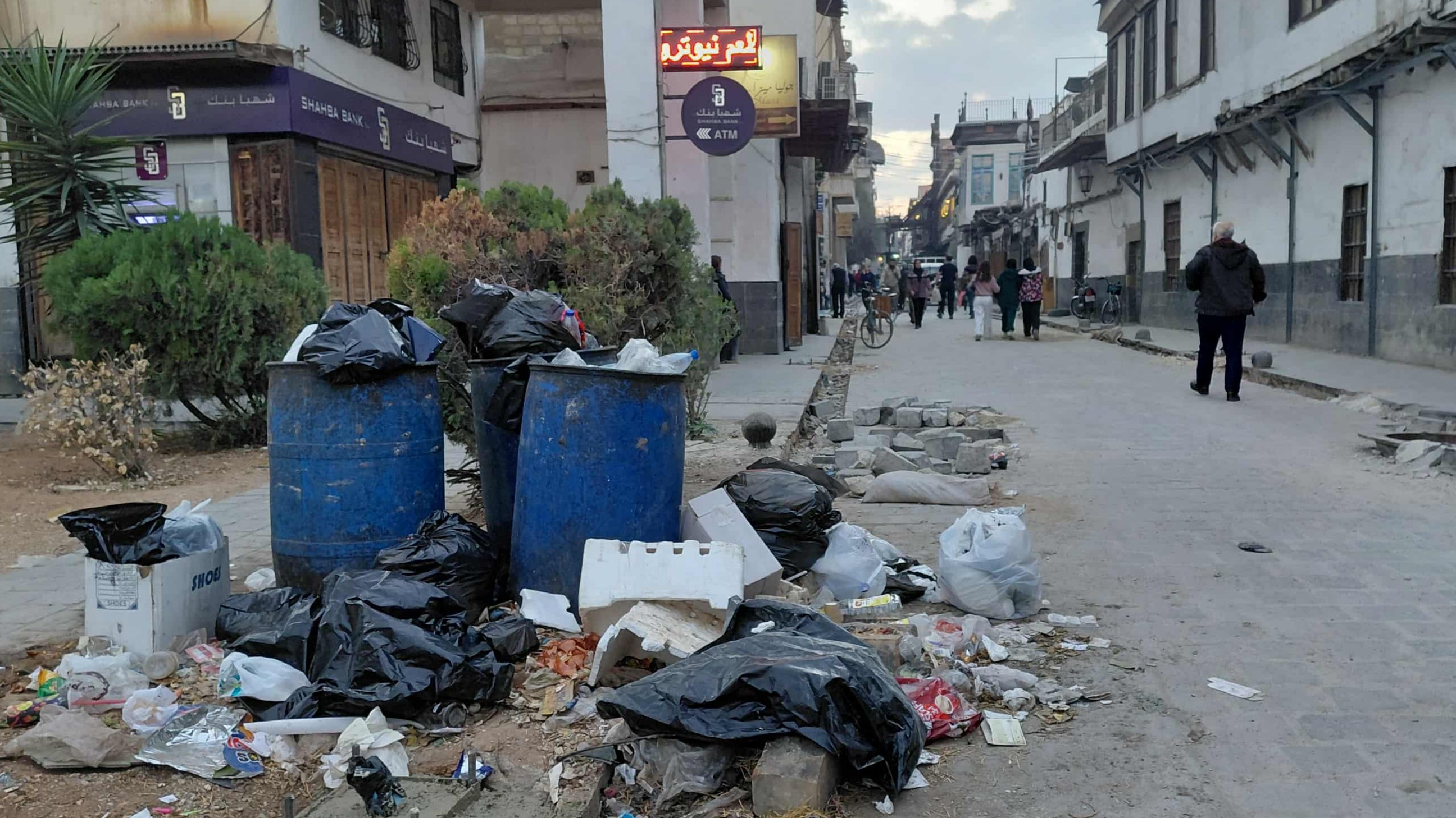 باب شرقي: الحيّ الذي يحتضن التاريخ وتخنقه النفايات