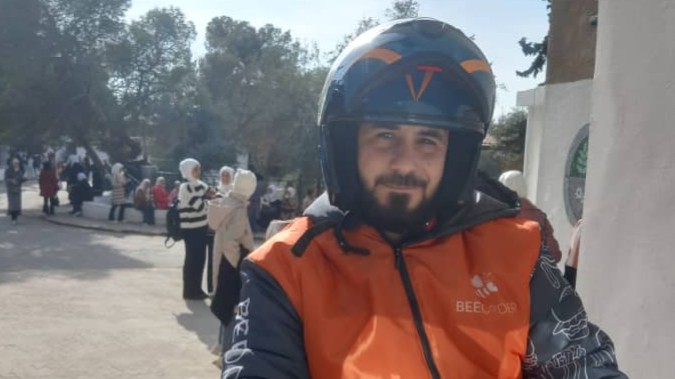 “طرقة الباب ليست مجرد خدمة”… قصة شاب سوري وراء مقود التوصيل