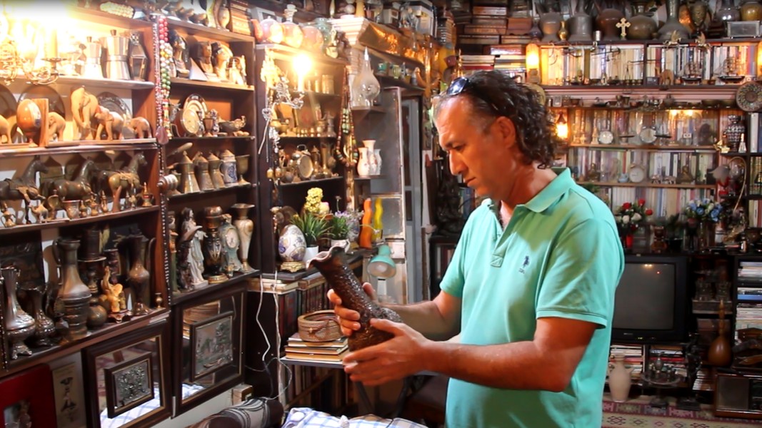 شابٌ سوري يحول منزله إلى متحفٍ للمقتنيات التراثية