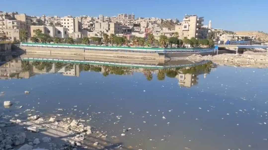 The course of the Asi River in Jisr al-Shughour turns into a waste swamp... and the people are raising the alarm