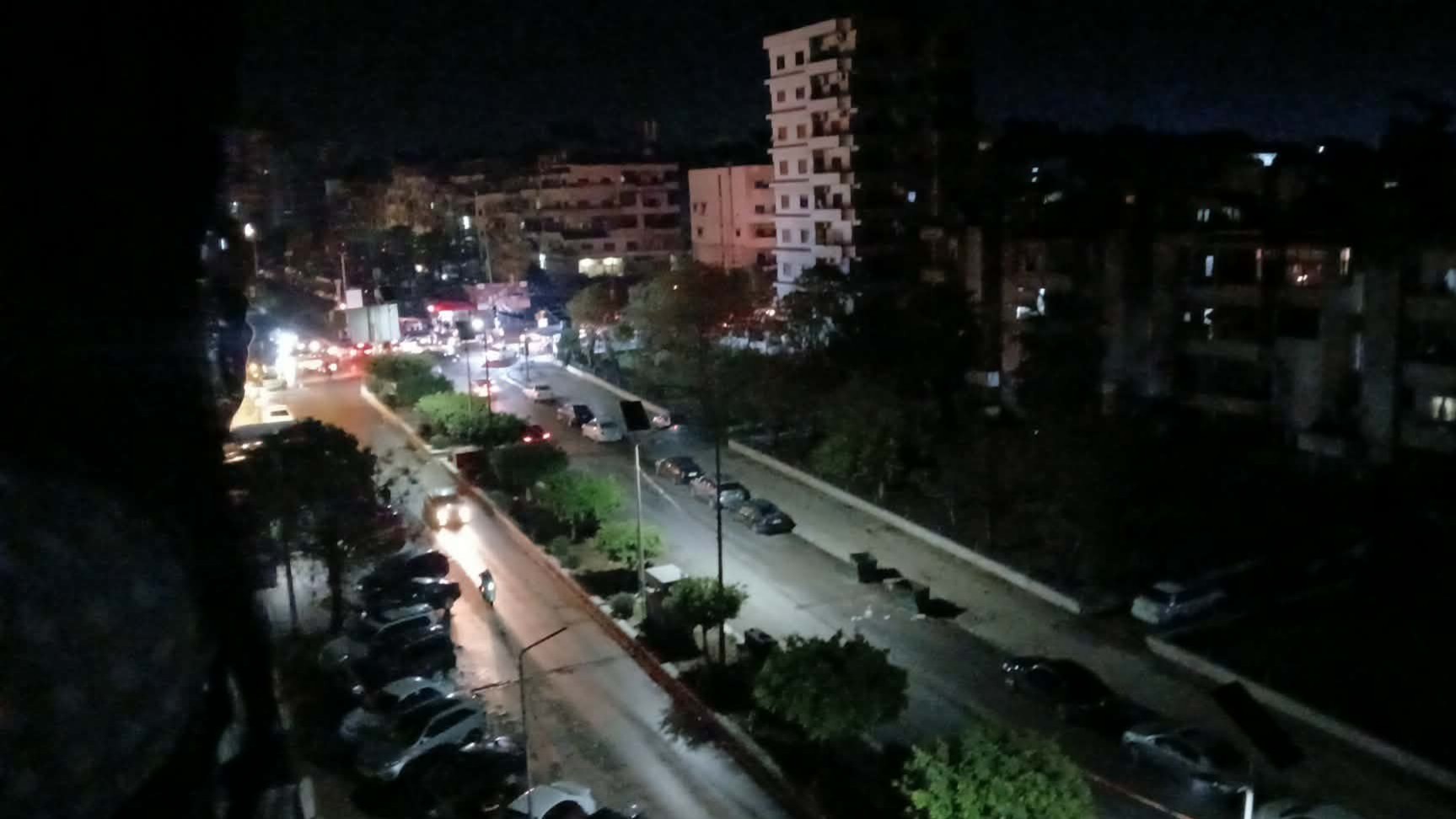 هتافات طائفية وتكسير سيارات وإطلاق نار على وقفة داعمة للحكومة.. ليلة ثقيلة على اللاذقية