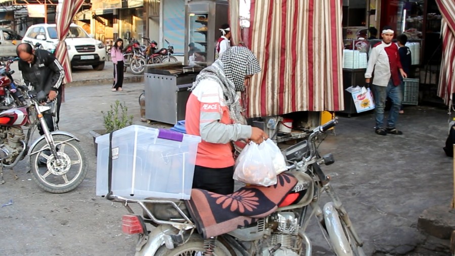 أول فتاة تعمل سائقة توصيل في القامشلي