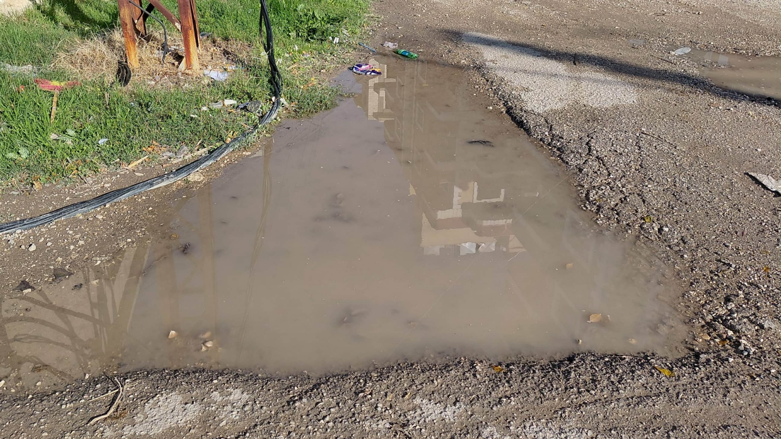 جبلة بعد أول مطرة.. الشوارع تتحول إلى مصائد مائية