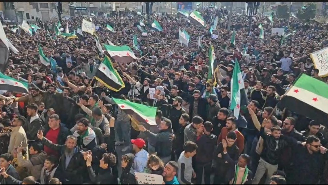 إدلب تخرج إلى الشارع في ذكرى “ردع العدوان”.. استجابة لدعوة الرئيس الشرع