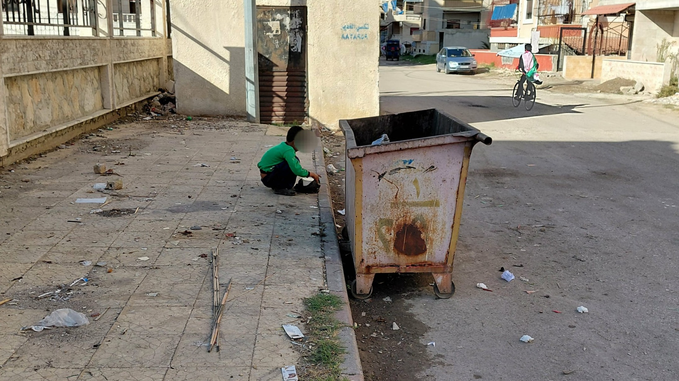 A child looking for a piece of garbage... a painful picture of poverty