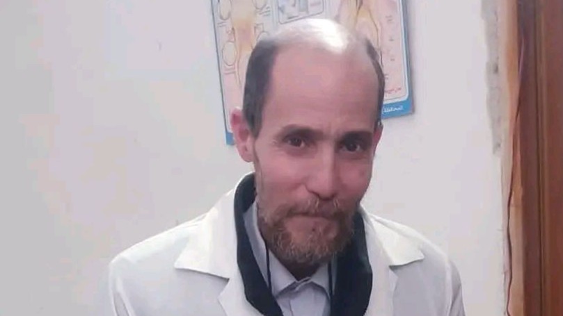 اعتداء عنيف على “طبيب الفقراء” في الحسينية وفرار المعتدين