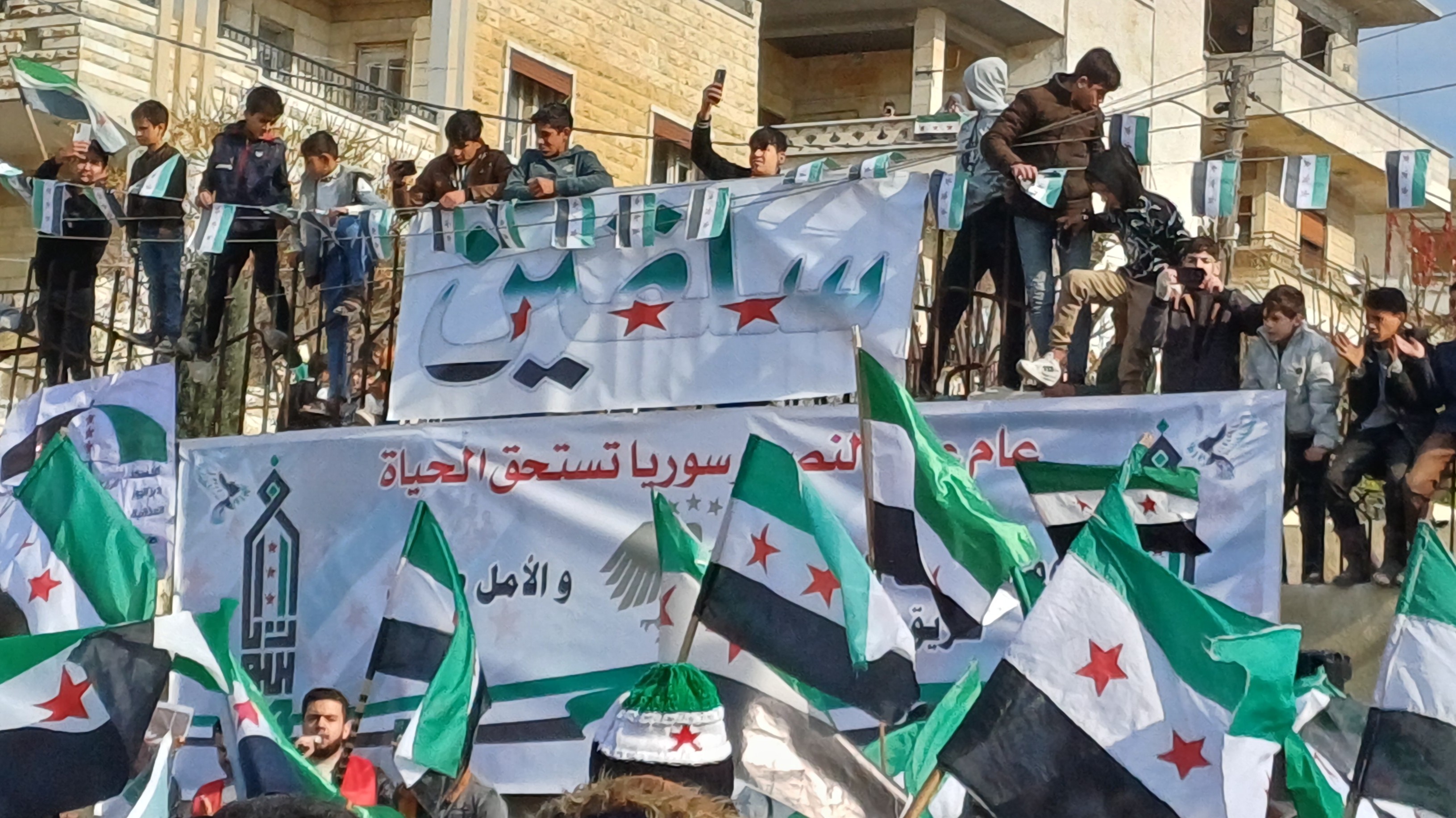 احتفالية جماهيرية في سلقين بريف ادلب بمناسبة الذكرى الأولى لتحرير سوريا