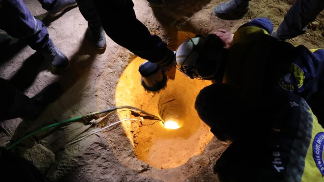 الدفاع المدني يواصل محاولة الوصول لطفلة سقطت داخل بئر في ريف إدلب