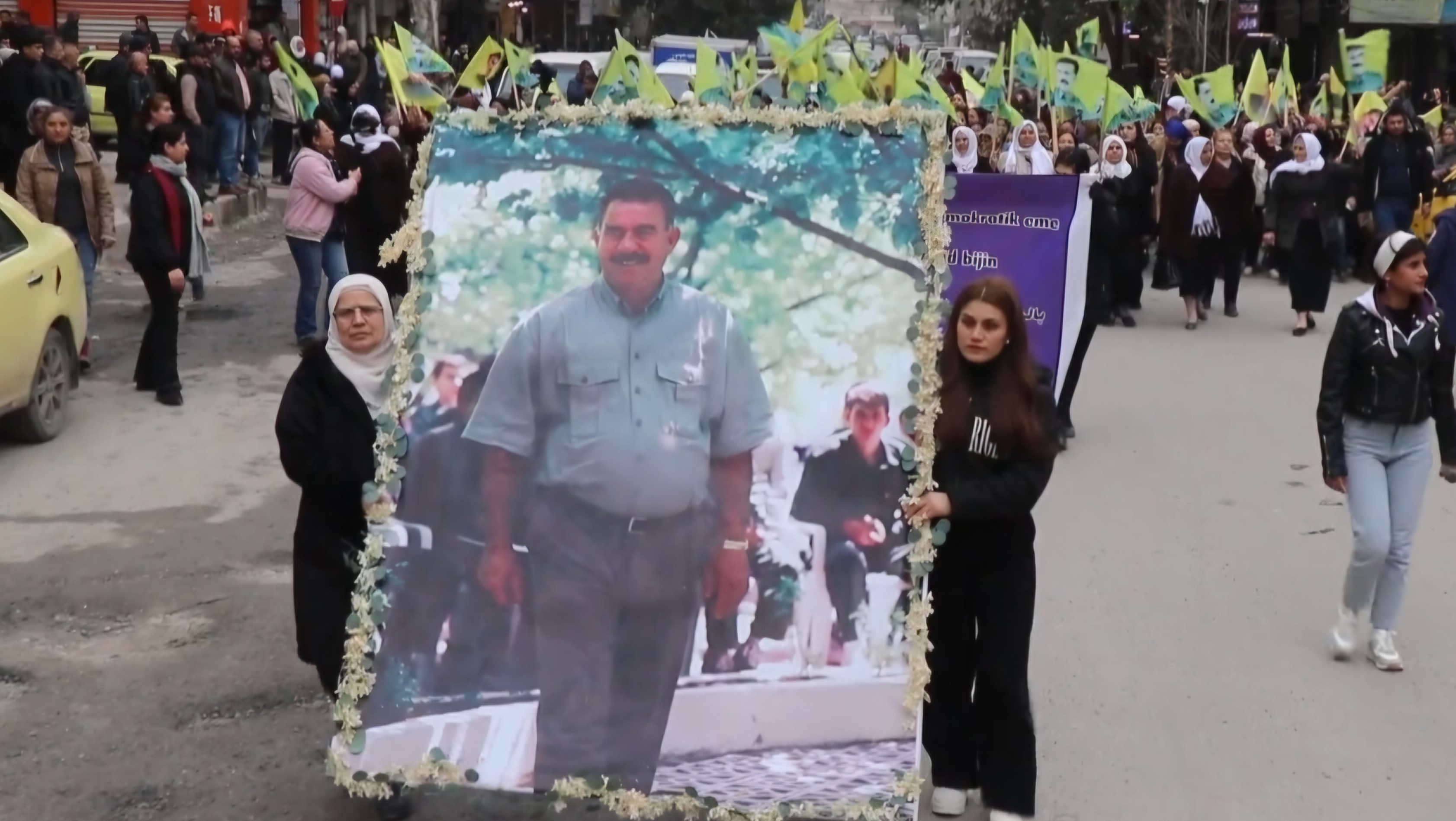 تحت شعار "لا حياة دون القائد".. مسيرة إجبارية في حي الشيخ مقصود بحلب