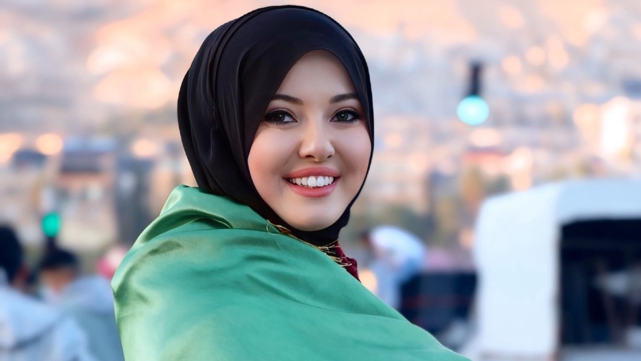 اليوتيوبر التركية حمراء تركية تحتفل بعيد النصر في دمشق