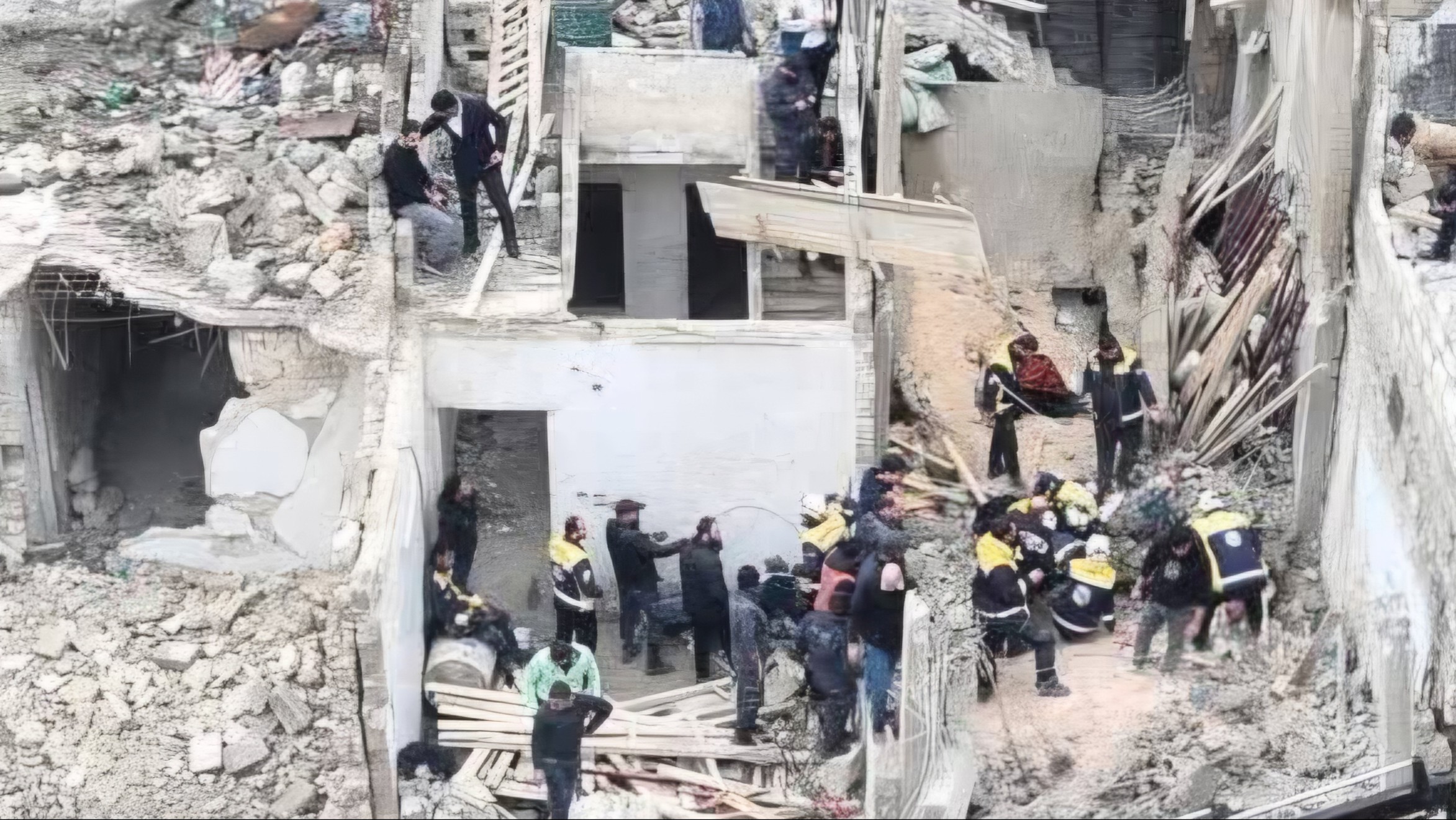 انهيار بناء قيد الإنشاء في حي القاطرجي بحلب وفرق الطوارئ تواصل البحث عن عمال عالقين