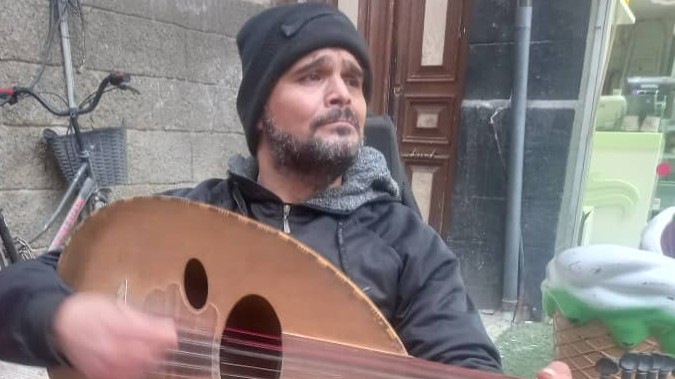 من ورشة البناء إلى شوارع دمشق… مسار غير متوقّع لعازف عود