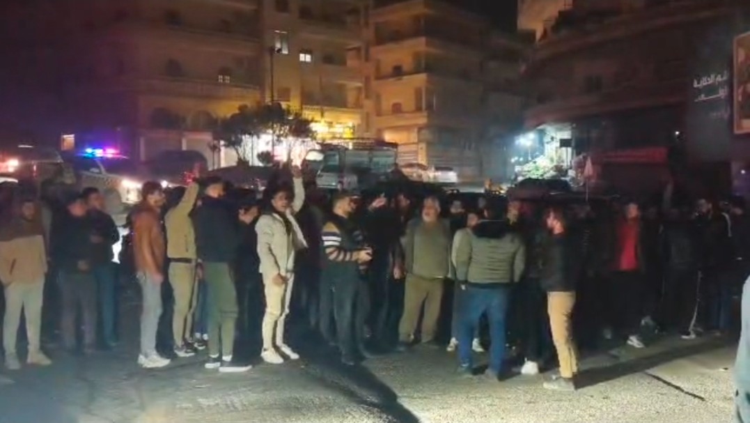 مظاهرة في سلقين لطرد موالين للنظام السابق بعد فيديو مسيء للمحتفلين بعيد التحرير